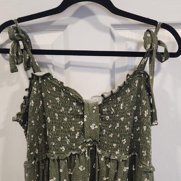 torrid Tops - Torrid Green Smocked Top With Dainty Daisy Flowers